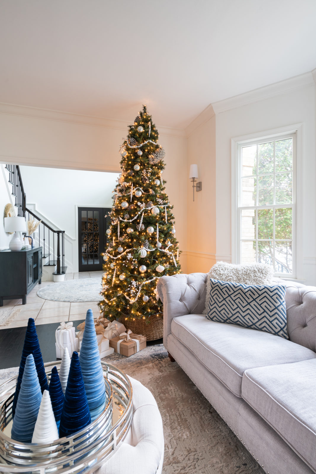 My Coastal-Inspired Home at the Holidays | torisikkemaphotos.com