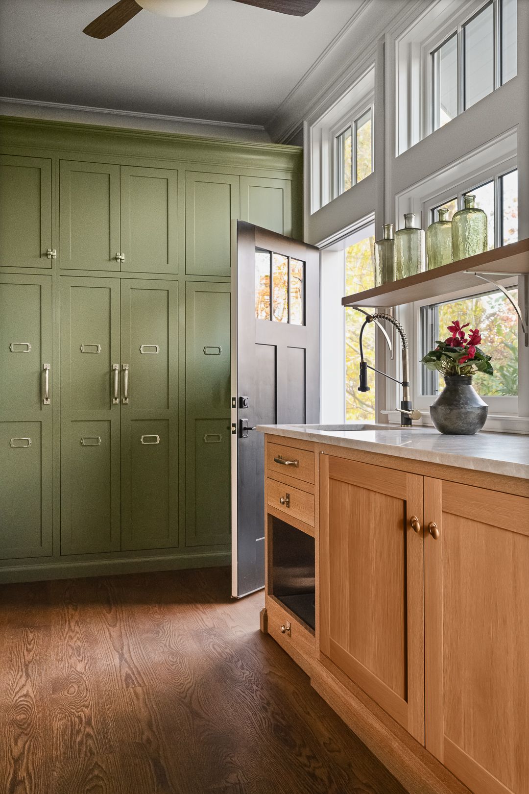 This portfolio shoot with MFA Interior Design captures a home grounded in Refined Modern style—where sculptural form meets softness, and every material choice tells a story.
